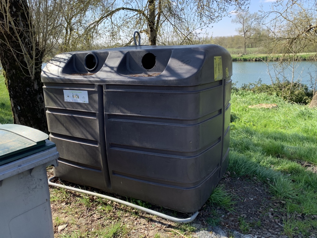 Dépôt de verre - Aire de camping - Le Mung